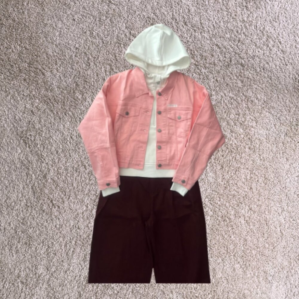 🧥 **Top: Levi’s Pink Denim Jacket**